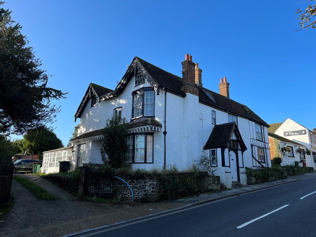 Lot: 80 - FOUR FLATS AND A DETACHED CHALET BUNGALOW FOR INVESTMENT - View from Carisbrooke High Street